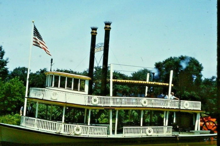 Suwanee Park and Steamboat - Old Postcard (newer photo)